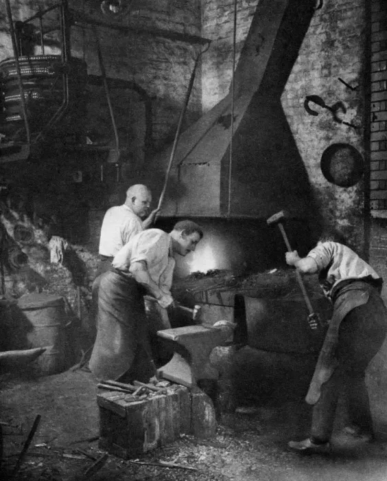 Framed Print : A smithy, St Johns Gate, Clerkenwell, London, 1926-1927 Framed Print : A smithy, St Johns Gate, Clerkenwell, London, 1926-1927