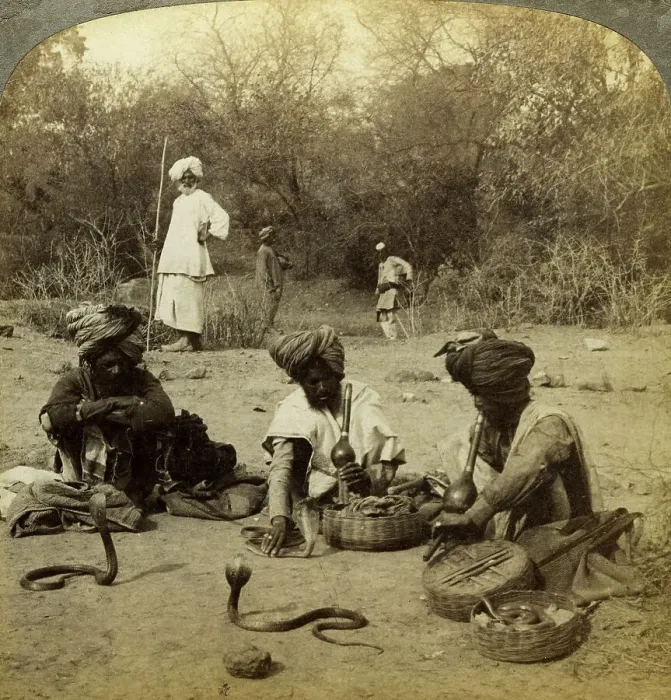 Framed Print : Snake charmers, Delhi, India. Artist: Underwood & Underwood Framed Print : Snake charmers, Delhi, India. Artist: Underwood & Underwood