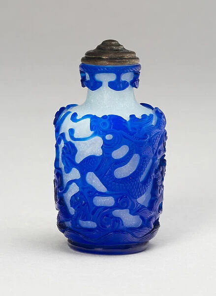 Snuff Bottle with Two Five-Clawed Dragons above Waves, Qing dynasty (1644-1911)