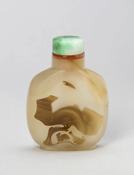 Snuff Bottle with a Hawk and a Bear beneath a Tree, Qing dynasty (1644-1911), 1820-1880