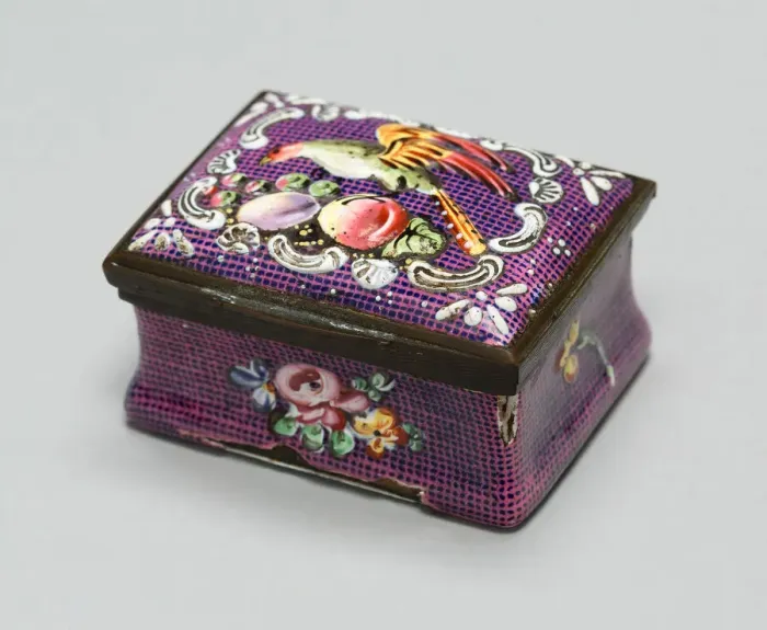 Framed Print : Snuff Box, Bilston, c. 1775. Creator: Unknown Framed Print : Snuff Box, Bilston, c. 1775. Creator: Unknown