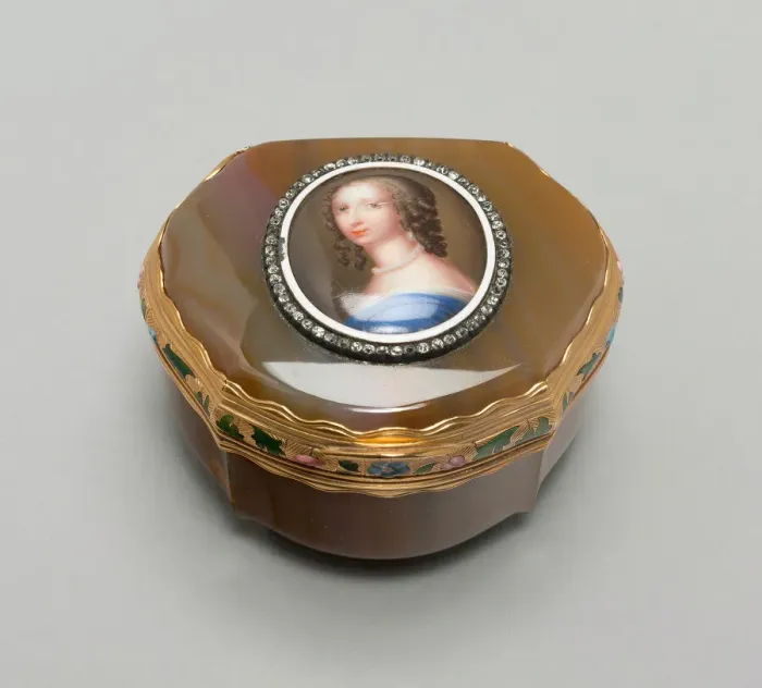 Framed Print : Snuff Box: Portrait of Henrietta, Duchesse d Orleans, France, 18th century Framed Print : Snuff Box: Portrait of Henrietta, Duchesse d Orleans, France, 18th century