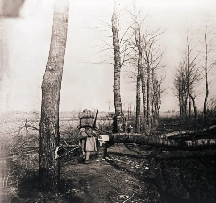 Framed Print : Soldier with pack on his back, c1914-c1918 Framed Print : Soldier with pack on his back, c1914-c1918