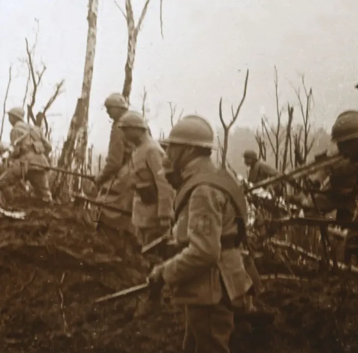 Framed Print : Soldiers advancing, c1914-c1918 Framed Print : Soldiers advancing, c1914-c1918