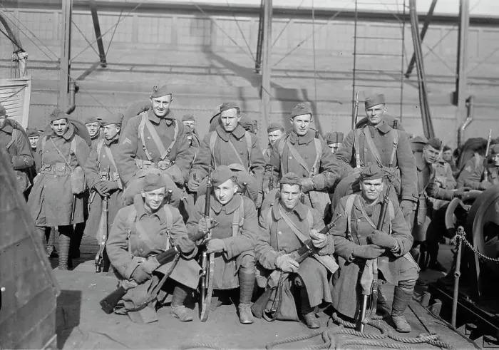 Framed Print : Soldiers, between c1915 and c1920. Creator: Bain News Service Framed Print : Soldiers, between c1915 and c1920. Creator: Bain News Service