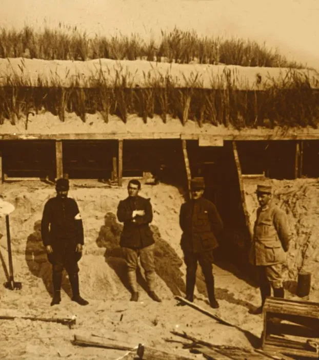 Framed Print : Soldiers at first aid post, c1914-c1918 Framed Print : Soldiers at first aid post, c1914-c1918