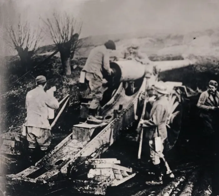 Framed Print : Soldiers with heavy artillery, c1914-c1918 Framed Print : Soldiers with heavy artillery, c1914-c1918