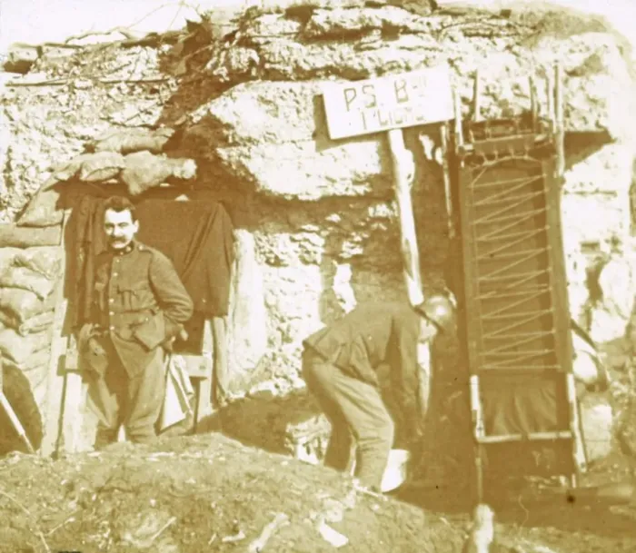 Framed Print : Soldiers in front line trenches, c1914-c1918 Framed Print : Soldiers in front line trenches, c1914-c1918