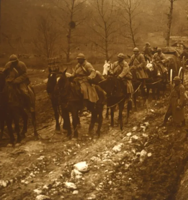 Framed Print : Soldiers on the move, c1914-c1918 Framed Print : Soldiers on the move, c1914-c1918