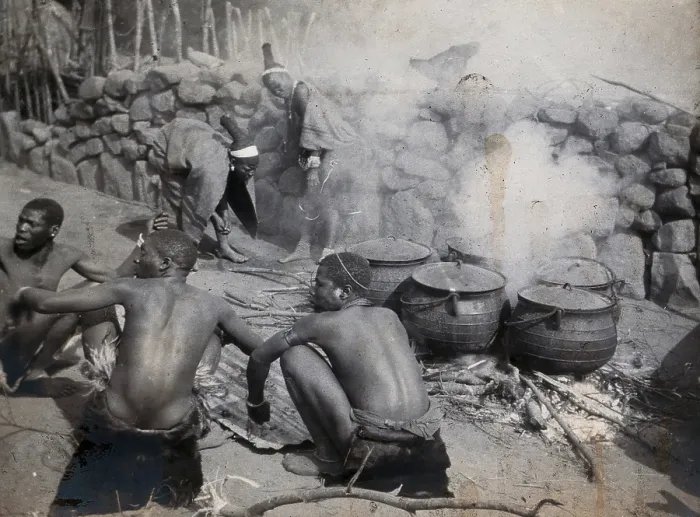 Framed Print : South Africa: African people at Chief Latumba's kraal near Zwarkop, 1905. Creator: Ernest Maylard. South Africa: African people at Chief Latumba's kraal near Zwarkop, 1905