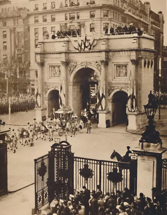 Framed Print : Through the Sovereigns Gate, Marble Arch, May 12 1937 Framed Print : Through the Sovereigns Gate, Marble Arch, May 12 1937