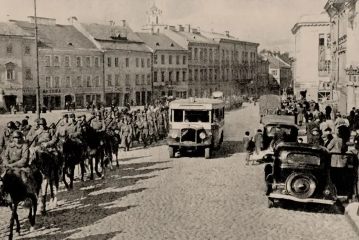 Framed Print : The Soviet Red Army in Vilnius, 1940, 1940 Framed Print : The Soviet Red Army in Vilnius, 1940, 1940