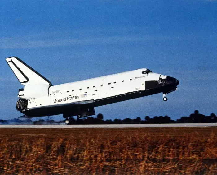 Framed Print : Space Shuttle Orbiter Discovery landing at Kennedy Space Center, Florida, USA, 1980s Framed Print : Space Shuttle Orbiter Discovery landing at Kennedy Space Center, Florida, USA, 1980s