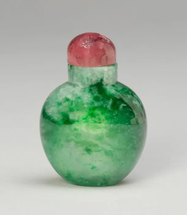 Framed Print : Spade-Shaped Snuff Bottle, Qing dynasty (1644-1911), 1800-1900. Creator: Unknown Framed Print : Spade-Shaped Snuff Bottle, Qing dynasty (1644-1911), 1800-1900. Creator: Unknown
