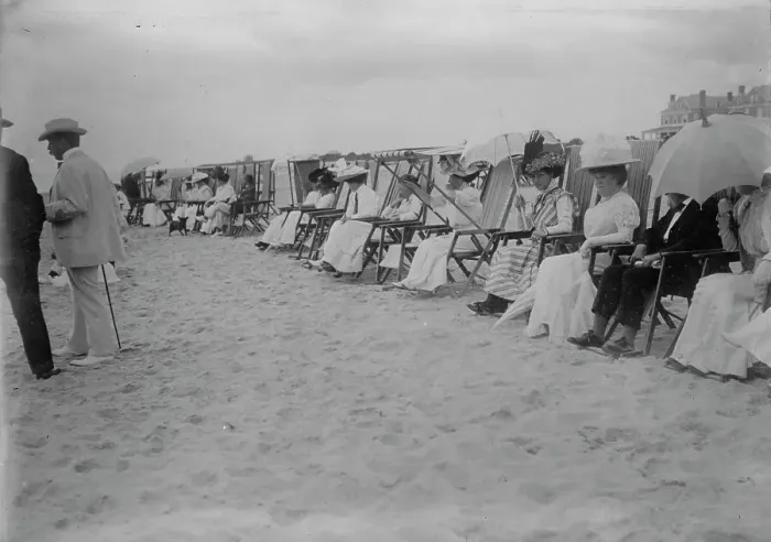 Framed Print : Spectators on beach for motor boat races, Palm Beach, 1910. Creator: Bain News Service Framed Print : Spectators on beach for motor boat races, Palm Beach, 1910. Creator: Bain News Service