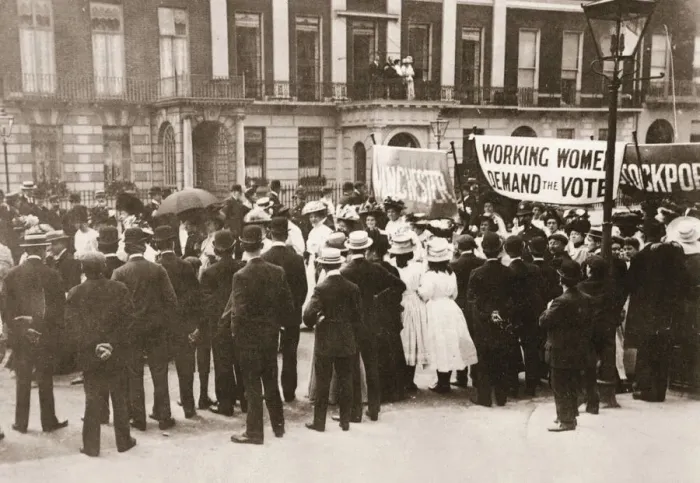 Framed Print : Spectators gather on Portland Place to watch the Womens Sunday procession, London, 21 June 1908 Framed Print : Spectators gather on Portland Place to watch the Womens Sunday procession, London, 21 June 1908