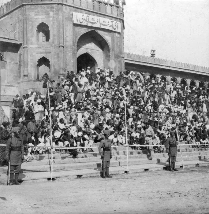Framed Print : Spectators at Jumma Masjid, Bangalore, India, 1900s. Artist: H Hands & Son Framed Print : Spectators at Jumma Masjid, Bangalore, India, 1900s. Artist: H Hands & Son