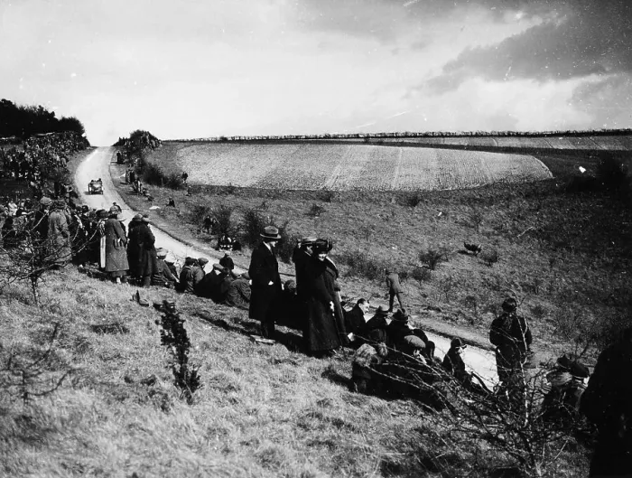 Framed Print : Spectators at the Kop Hill Climb, near Princes Risborough, Buckinghamshire, 1922 Framed Print : Spectators at the Kop Hill Climb, near Princes Risborough, Buckinghamshire, 1922