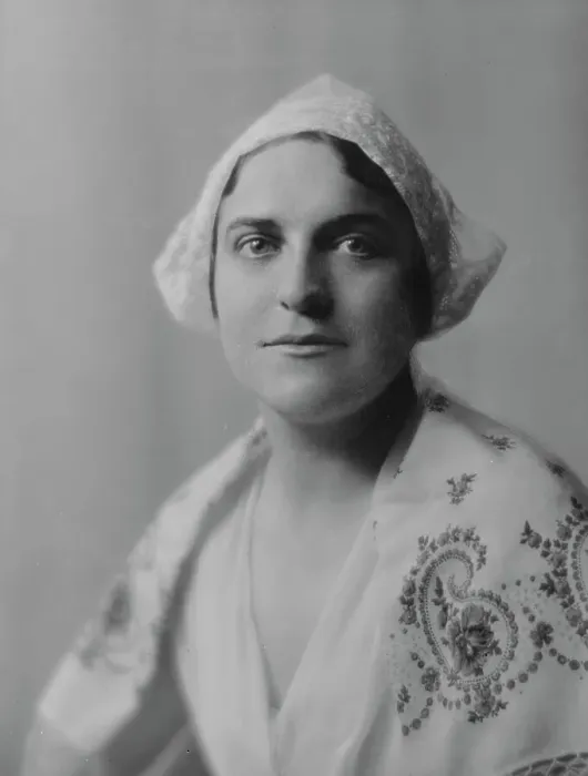 Framed Print : Spencer, Miss, portrait photograph, 1916. Creator: Arnold Genthe Framed Print : Spencer, Miss, portrait photograph, 1916. Creator: Arnold Genthe