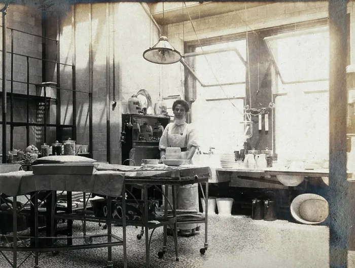 Framed Print : St Bartholomew's Hospital, London: nurse in operating theatre, c1890. Creator: Unknown. St Bartholomew's Hospital, London: nurse in operating theatre, c1890. Creator: Unknown Framed Print : St Bartholomew's Hospital, London: nurse in operating theatre, c1890. Creator: Unknown. St Bartholomew's Hospital, London: nurse in operating theatre, c1890. Creator: Unknown