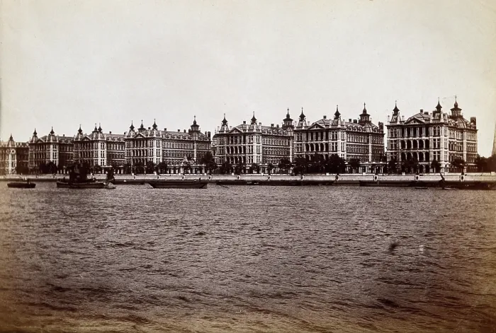 Framed Print : St Thomas's Hospital, Lambeth: exterior seen from across the Thames, c1890s. Creator: Unknown. St Thomas's Hospital, Lambeth: exterior seen from across the Thames, c1890s Framed Print : St Thomas's Hospital, Lambeth: exterior seen from across the Thames, c1890s. Creator: Unknown. St Thomas's Hospital, Lambeth: exterior seen from across the Thames, c1890s