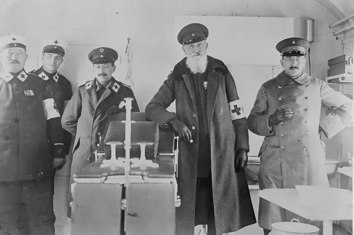 Framed Print : Staff of Kaiserin's Hospital train, Dr. Israels, between c1914 and c1915. Creator: Bain News Service Framed Print : Staff of Kaiserin's Hospital train, Dr. Israels, between c1914 and c1915. Creator: Bain News Service