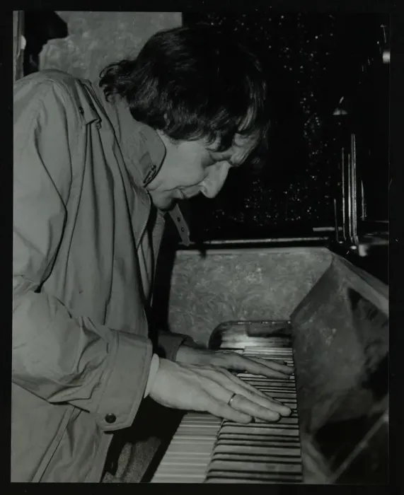 Framed Print : Stan Tracey playing the piano at The Bell, Codicote, Hertfordshire, 2 February 1986 Framed Print : Stan Tracey playing the piano at The Bell, Codicote, Hertfordshire, 2 February 1986