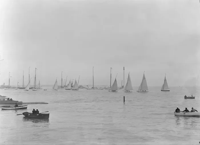 Framed Print : Start of 6 Metre Class boats for the first British-American Cup, 1921 Framed Print : Start of 6 Metre Class boats for the first British-American Cup, 1921