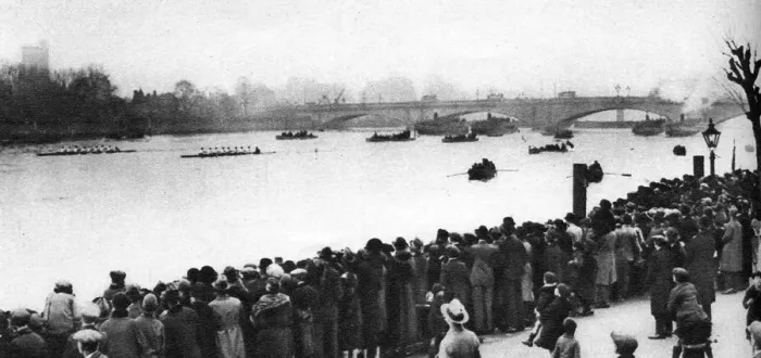 Framed Print : Start of the Oxford and Cambridge Boat Race, London, 1926-1927 Framed Print : Start of the Oxford and Cambridge Boat Race, London, 1926-1927