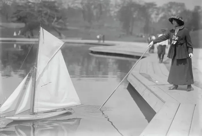 Framed Print : Start of toy yacht race, Cent'l [Central] Park, between c1910 and c1915. Creator: Bain News Service