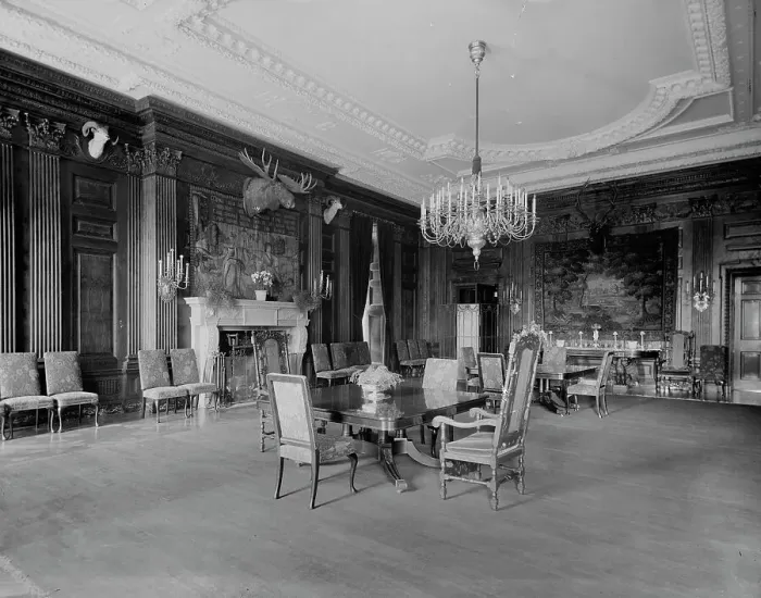 Framed Print : The State Dining Room, White House, Washington, D.C. between 1900 and 1906. Creator: Unknown Framed Print : The State Dining Room, White House, Washington, D.C. between 1900 and 1906. Creator: Unknown