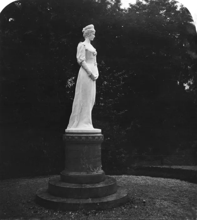 Framed Print : Statue of Empress Elisabeth of Austria (1837-1898), Salzburg, Austria, 1900s. Artist: Wurthle & Sons Framed Print : Statue of Empress Elisabeth of Austria (1837-1898), Salzburg, Austria, 1900s. Artist: Wurthle & Sons