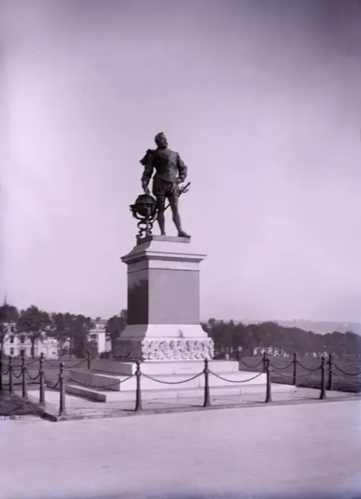 Framed Print : Statue of Francis Drake at Plymouth in Devon, late 19th-early 20th century. Creator: Unknown Framed Print : Statue of Francis Drake at Plymouth in Devon, late 19th-early 20th century. Creator: Unknown