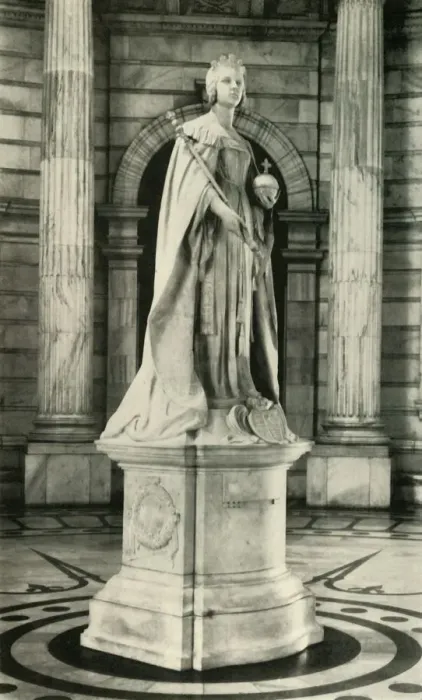 Framed Print : Statue of Queen Victoria, 1925. Creator: Unknown Framed Print : Statue of Queen Victoria, 1925. Creator: Unknown