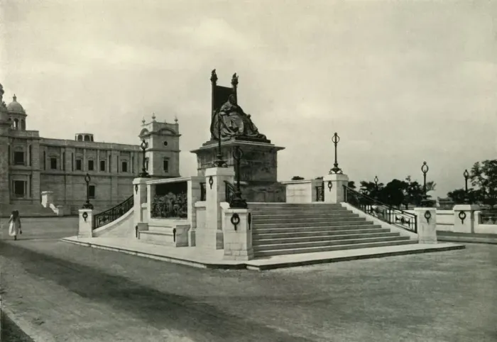 Framed Print : Statue of Queen Victoria in front of Victoria Memorial Hall, 1925. Creator: Unknown Framed Print : Statue of Queen Victoria in front of Victoria Memorial Hall, 1925. Creator: Unknown