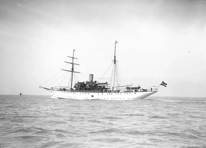 Framed Print : The steam yacht Ul under way, 1911. Creator: Kirk & Sons of Cowes Framed Print : The steam yacht Ul under way, 1911. Creator: Kirk & Sons of Cowes