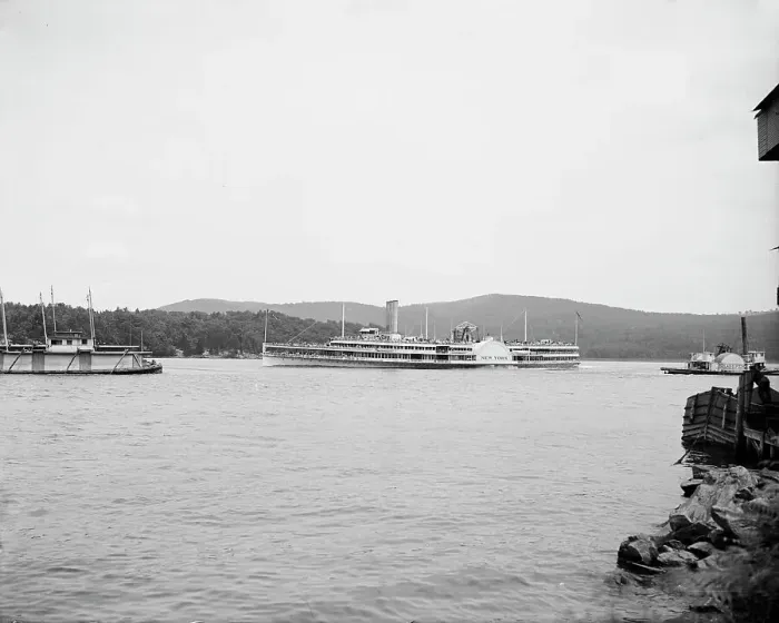 Framed Print : Steamer New York passing through Highlands, Hudson River, N.Y. between 1900 and 1908. Creator: Unknown Framed Print : Steamer New York passing through Highlands, Hudson River, N.Y. between 1900 and 1908. Creator: Unknown