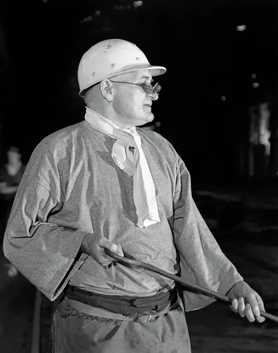 Framed Print : Steel worker, Park Gate steelworks, Rotherham, South Yorkshire, 1964 Framed Print : Steel worker, Park Gate steelworks, Rotherham, South Yorkshire, 1964
