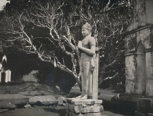 Steinfigur nahe der Ruwanwali-Dagoba, Anuradhapura, 1926