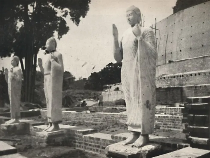 Framed Print : Steinstatuen vor der in Wiederherstellung befindlichen Ruwanwali-Dagoba, Anuradhapura, 1926 Framed Print : Steinstatuen vor der in Wiederherstellung befindlichen Ruwanwali-Dagoba, Anuradhapura, 1926