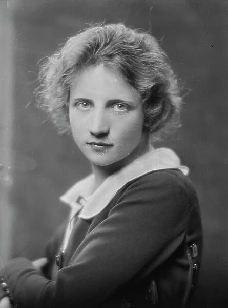 Sterling, Pauline, Miss, portrait photograph, 1913. Creator: Arnold Genthe