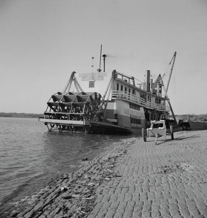 Framed Print : Stern wheeler pulled up to the municipal levee at Greenville, Mississippi, 1937. Creator: Dorothea Lange Framed Print : Stern wheeler pulled up to the municipal levee at Greenville, Mississippi, 1937. Creator: Dorothea Lange