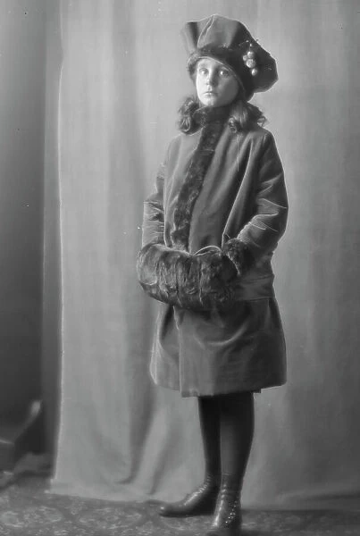 Stillman, C.C. Mrs. child of, portrait photograph, 1913. Creator: Arnold Genthe