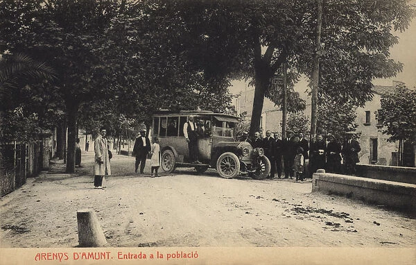 Stop at the entrance to the town of Arenys de Munt on a bus line, postcard 1910s