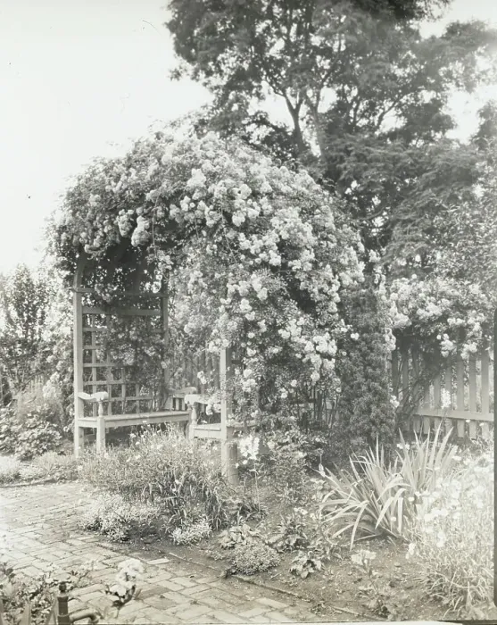 Framed Print : Stratford Hall, 786 Great House Road, Stratford, Westmoreland County, Virginia, c1932. Creator: Frances Benjamin Johnston. Stratford Hall, 786 Great House Road, Stratford, Westmoreland County, Virginia, c1932