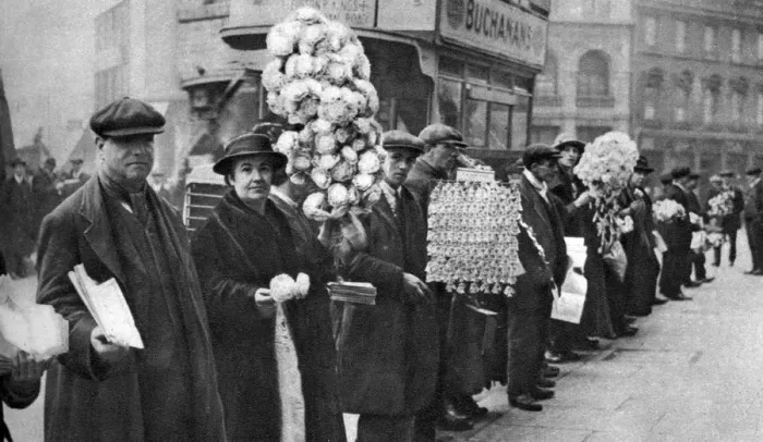 Framed Print : Street hawkers selling football favours in Walham Green, London, 1926-1927 Framed Print : Street hawkers selling football favours in Walham Green, London, 1926-1927