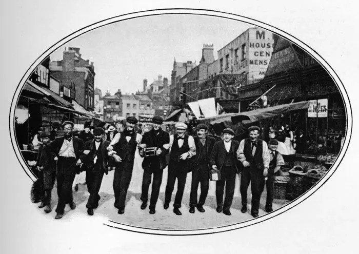 Framed Print : Street melody, London, c1901 (1901) Framed Print : Street melody, London, c1901 (1901)