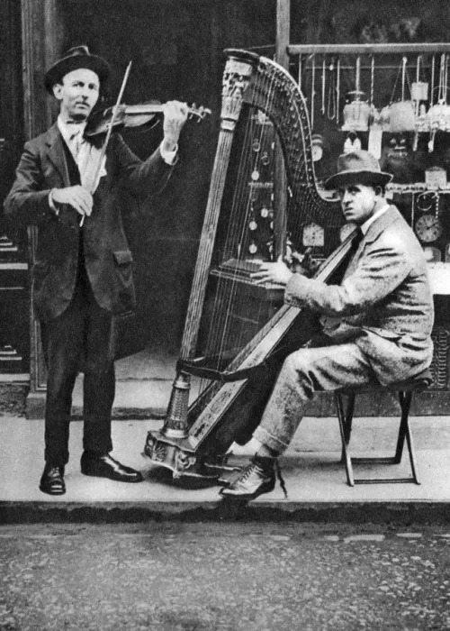 Framed Print : Street musicians, London, 1926-1927 Framed Print : Street musicians, London, 1926-1927