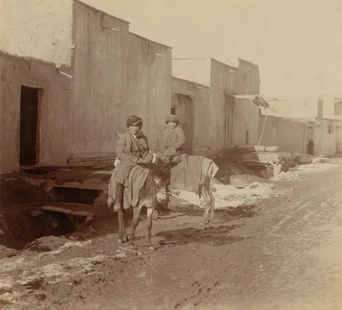 Framed Print : On the street in Samarkand, between 1905 and 1915. Creator: Sergey Mikhaylovich Prokudin-Gorsky Framed Print : On the street in Samarkand, between 1905 and 1915. Creator: Sergey Mikhaylovich Prokudin-Gorsky