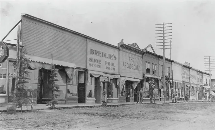 Framed Print : Street scene, between c1900 and 1916. Creator: Unknown Framed Print : Street scene, between c1900 and 1916. Creator: Unknown